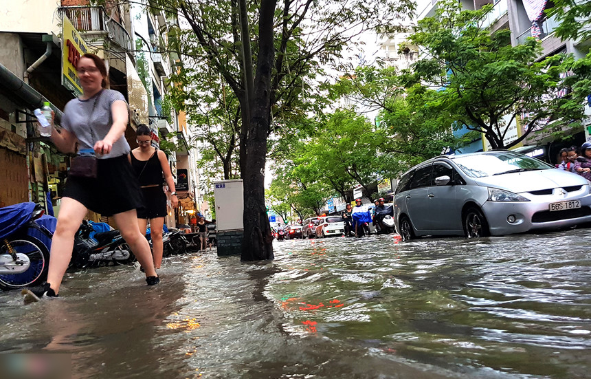 Xe cộ chết máy, ngã nhào khi triều cường gây ngập trung tâm Sài Gòn